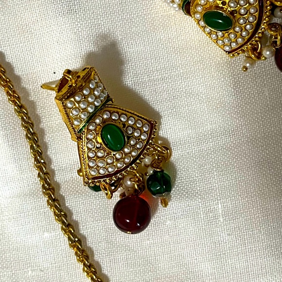 Necklace and earrings - Picture 2 of 3